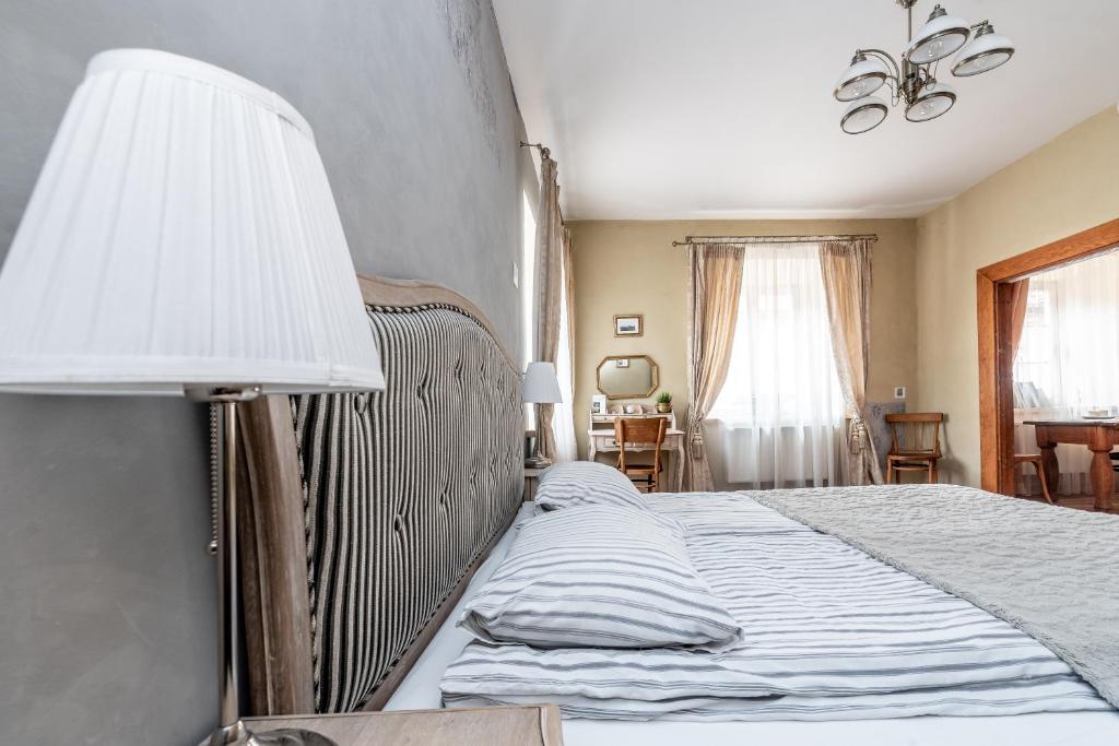1 dormitorio con 1 cama con lámpara en una mesa en Angel House Vilnius, 5, en Vilna