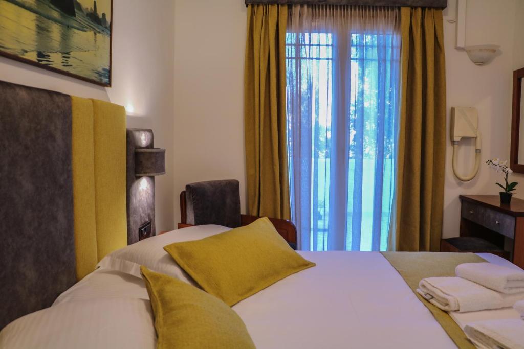 Postel nebo postele na pokoji v ubytování Hotel Dionysis Studios