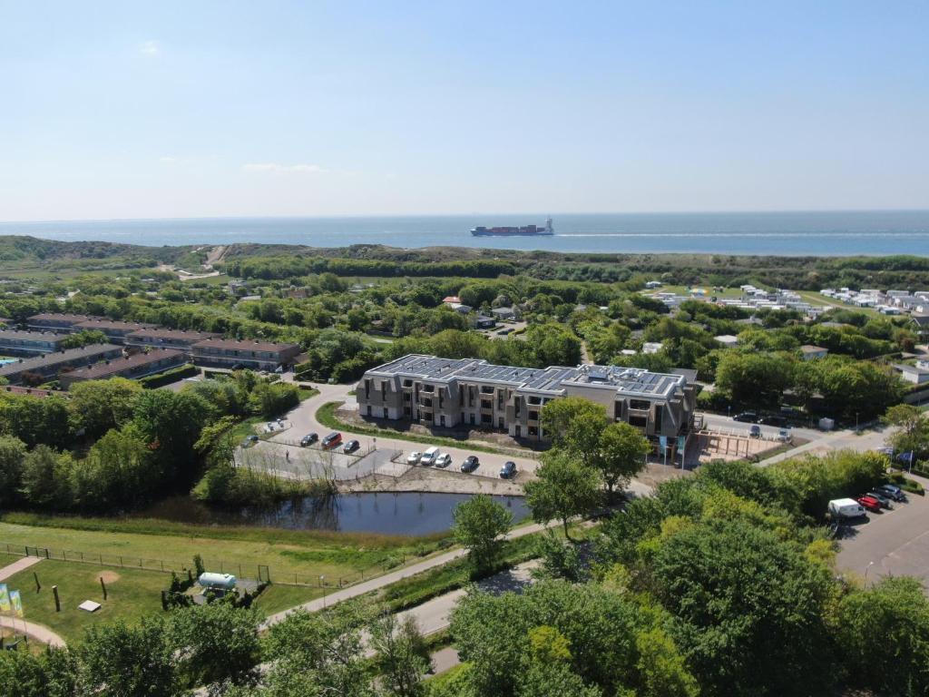 eine Luftansicht eines Gebäudes und des Wassers in der Unterkunft Hotel Kaap West I Kloeg Collection in Westkapelle