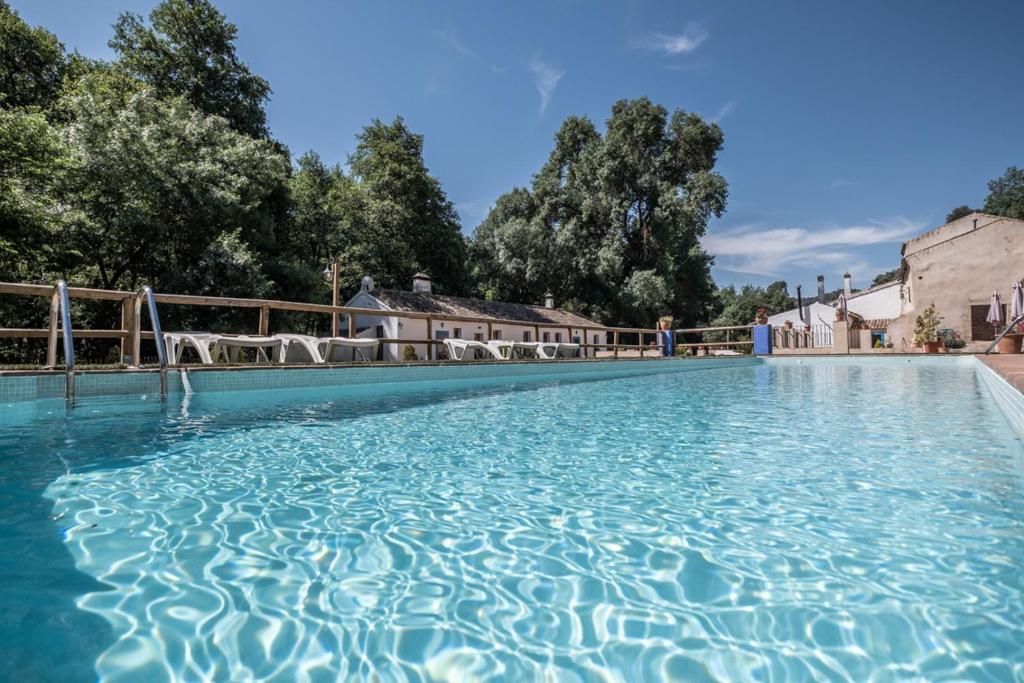 Bazén v ubytování El Molino del Corcho nebo v jeho okolí