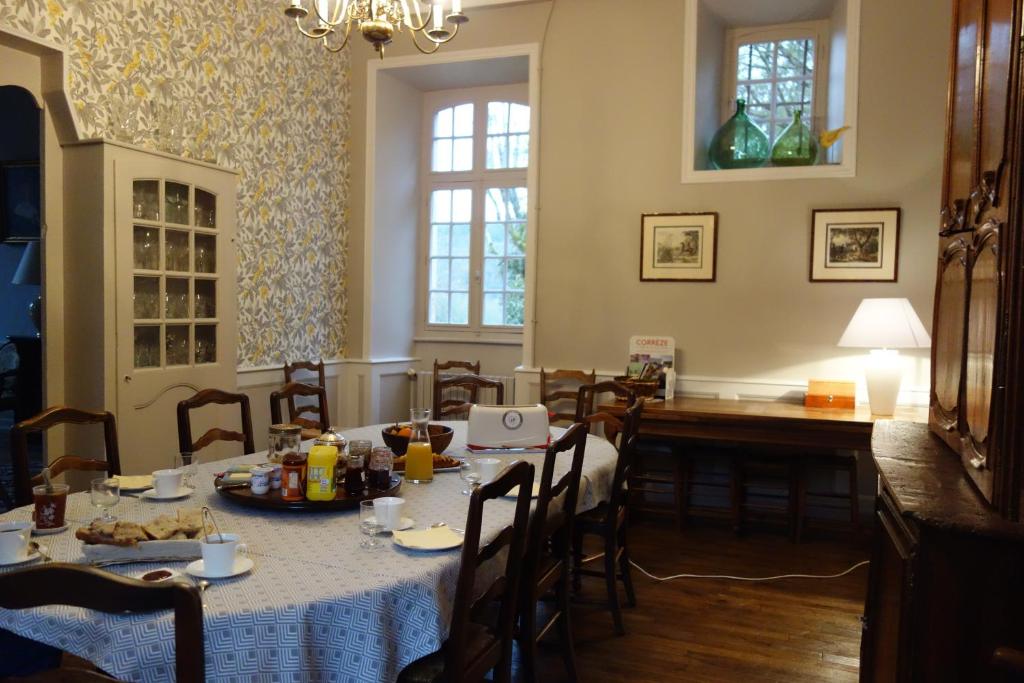 a dining room with a table and chairs and a dining room at Chambres d'hôtes de charme Le Pradel in Monceaux-sur-Dordogne