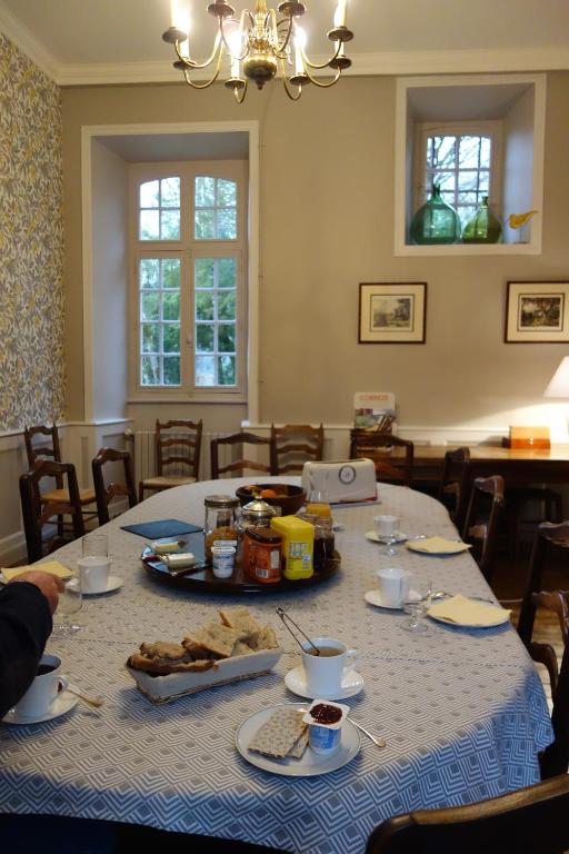 a dining room with a table with food on it at Chambres d'hôtes de charme Le Pradel in Monceaux-sur-Dordogne