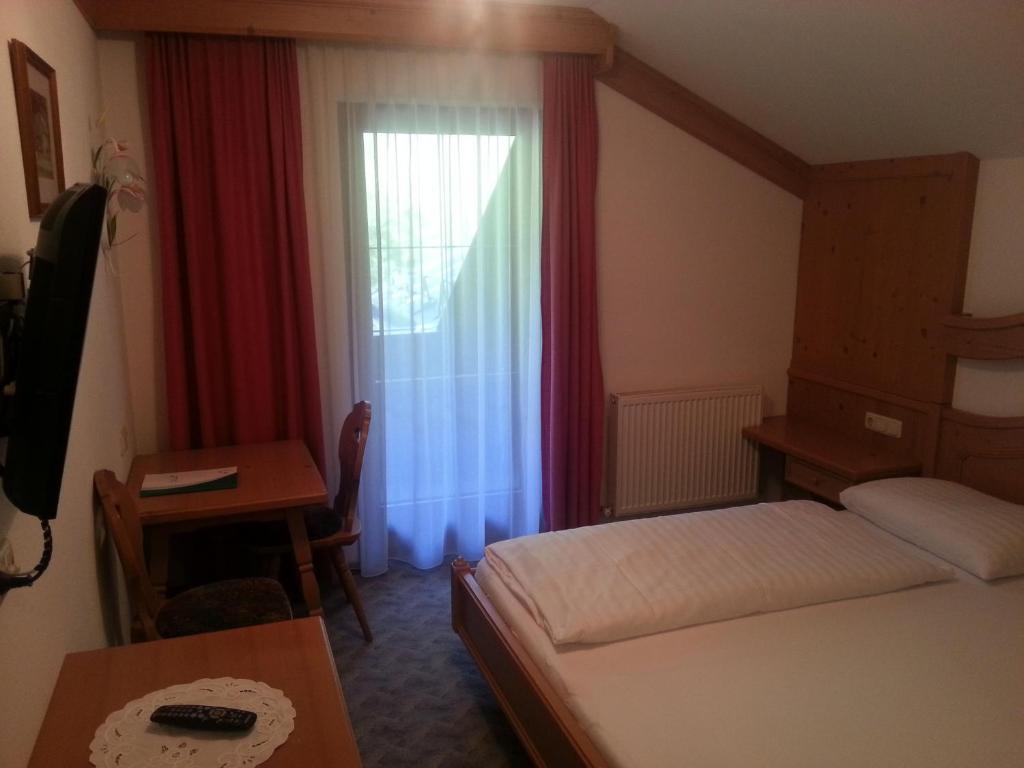 Postel nebo postele na pokoji v ubytování Hotel zum grünen Tor