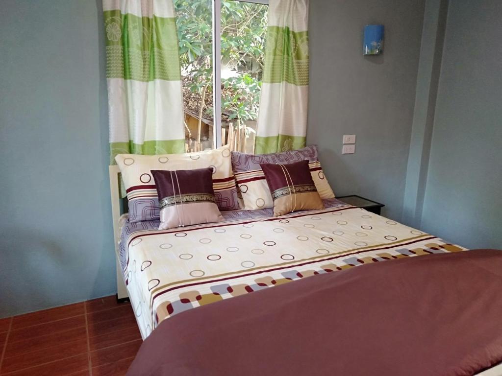 Bett in einem Zimmer mit Fenster in der Unterkunft Chandra Hostel Koh Tao in Ko Tao