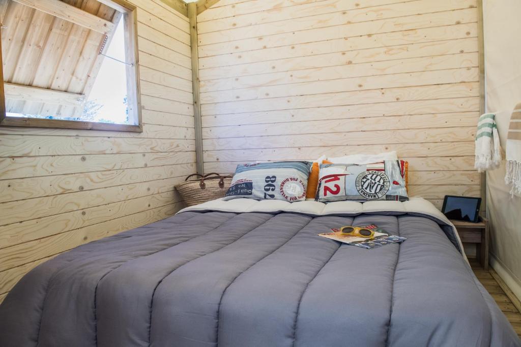 Un ou plusieurs lits dans un h&eacute;bergement de l&#39;&eacute;tablissement Camping Les Grenettes
