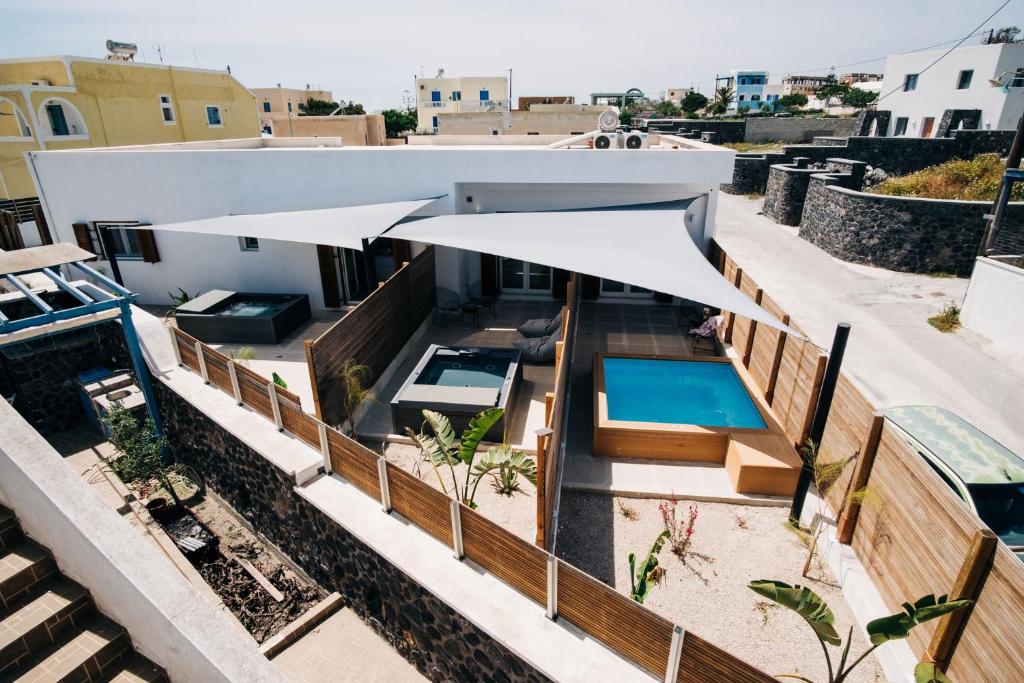 Bazén v ubytování Mesanto Luxury Suites nebo v jeho okolí