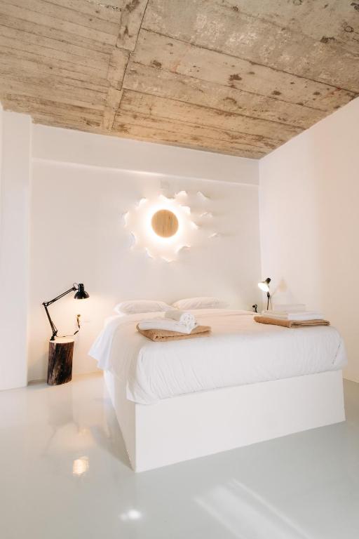 Postel nebo postele na pokoji v ubytování Mesanto Luxury Suites