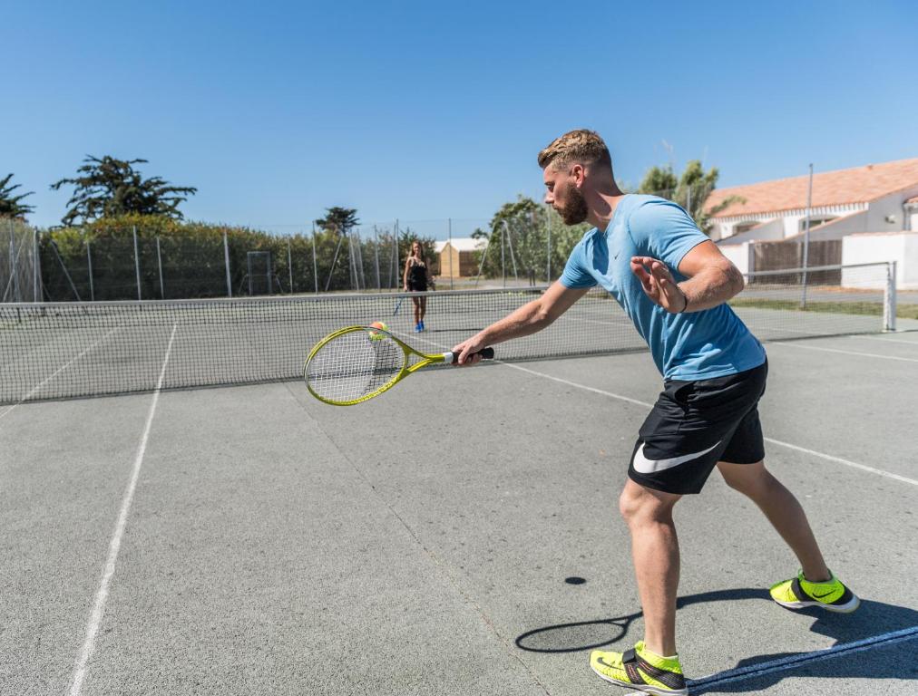 Tennis ou squash au sein de le camping ou &agrave; proximit&eacute;