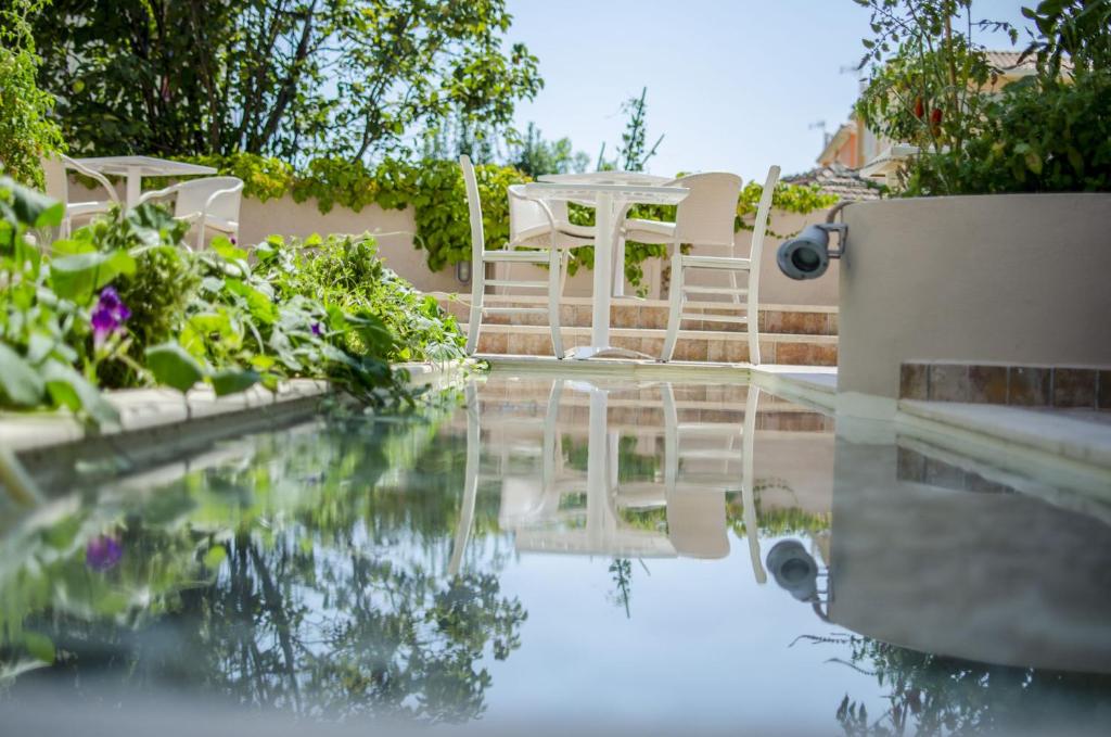 Happyland Hotel Apartments - 9