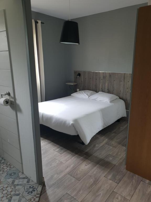 Postel nebo postele na pokoji v ubytování Hotel Cote et Lac