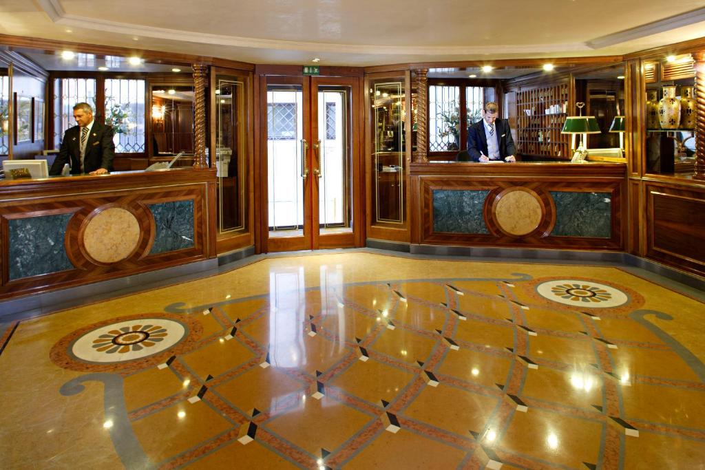 a lobby with two men standing in a building at Hotel Kette in Venice