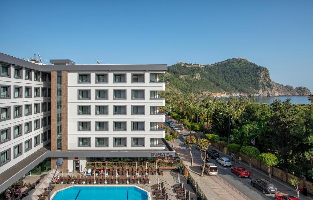 uitzicht op het zwembad van het hotel bij Riviera Zen Hotel Adult Only in Alanya