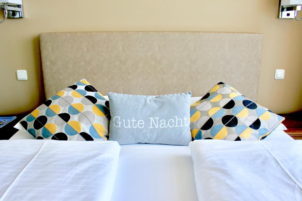 漢堡的住宿－漢堡BO酒店，一张白色的床,上面有两个枕头