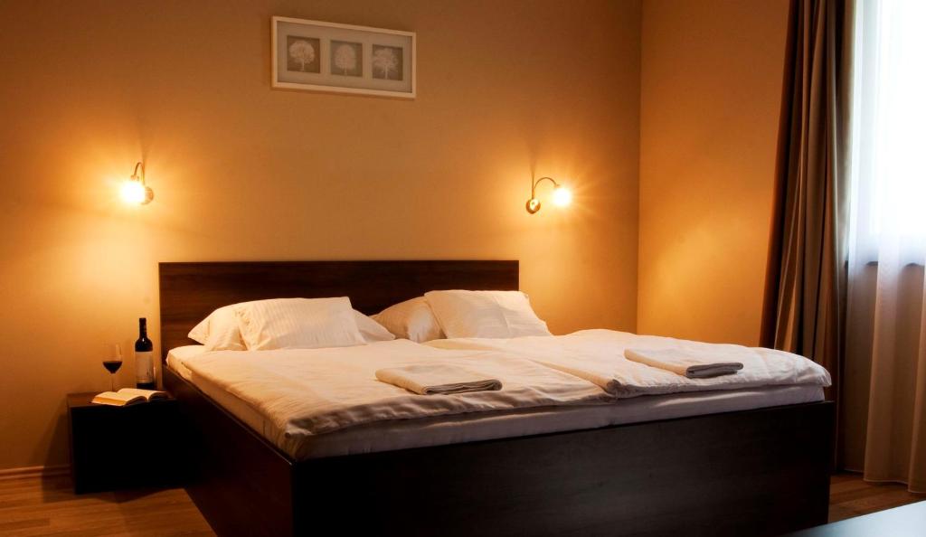 Postel nebo postele na pokoji v ubytování Dunazug Apartmanház
