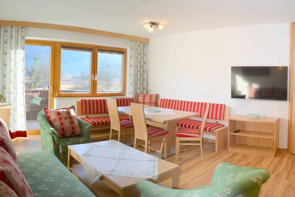 Televízia a/alebo spoločenská miestnosť v ubytovaní Ferienwohnungen Greiderer Walchsee