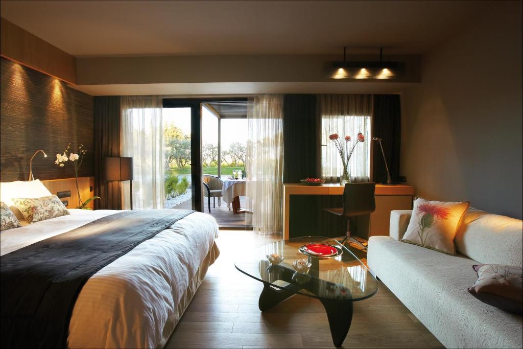 Postel nebo postele na pokoji v ubytování Alexander Beach Hotel & Spa