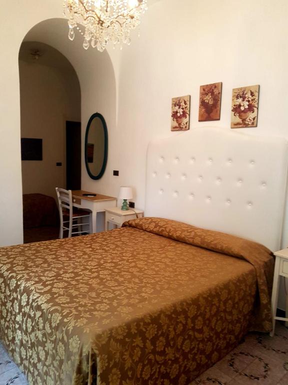 Hotel La Vela-Castello Il Rifugio - Economy Triple Room - Annex