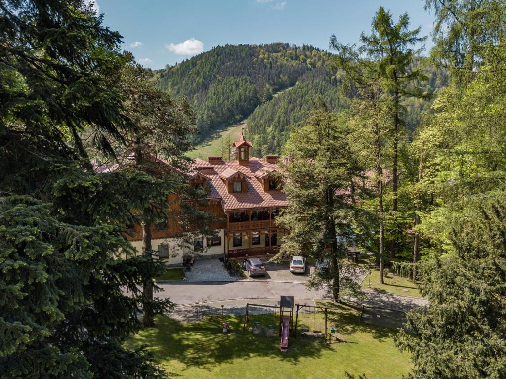 an aerial view of a large house in the mountains at Hotel Batory in Szczawnica