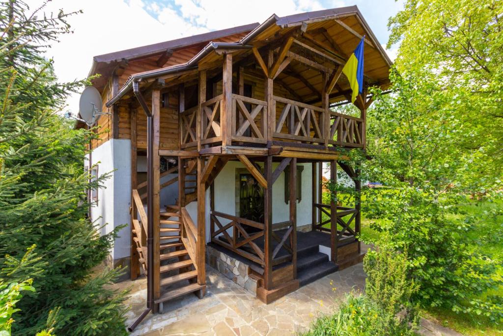 ein Baumhaus mit einer Treppe, die hinauf führt in der Unterkunft Guest House Plai in Jaremtsche