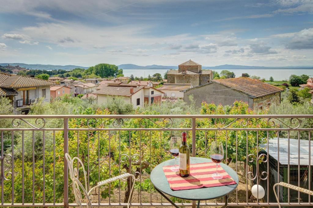 - une table sur un balcon avec vue sur la ville dans l'établissement Appartamento Luisa - Vista Lago, à Passignano sul Trasimeno