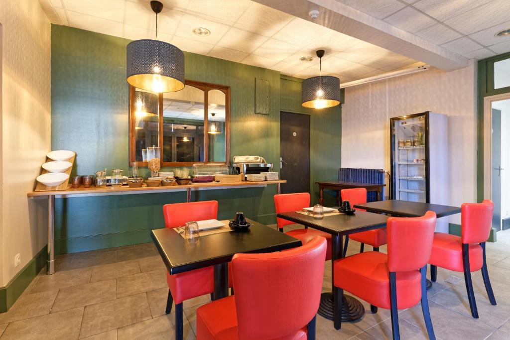 Posezení v ubytování Contact Hôtel de la Gare et son restaurant Côte à Côte