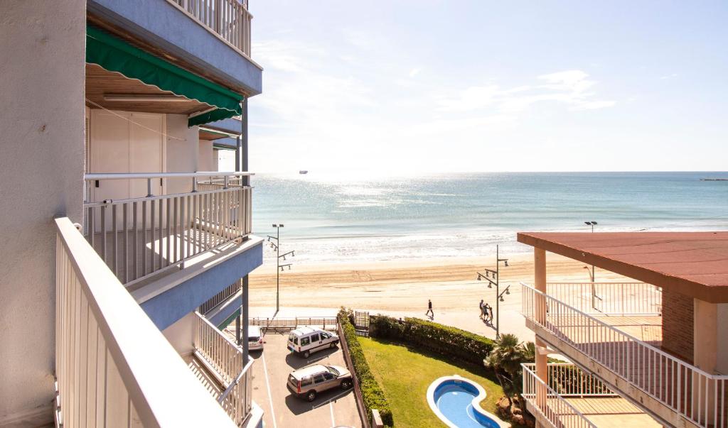 - une vue sur la plage depuis le balcon d'un bâtiment dans l'établissement Homes&Go Bell Racó Confort III, à La Pineda