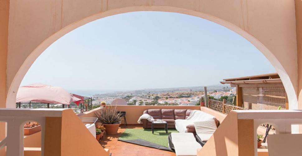 un arco su un balcone con soggiorno di Ocean View I (San Eugenio Alto) ad Adeje