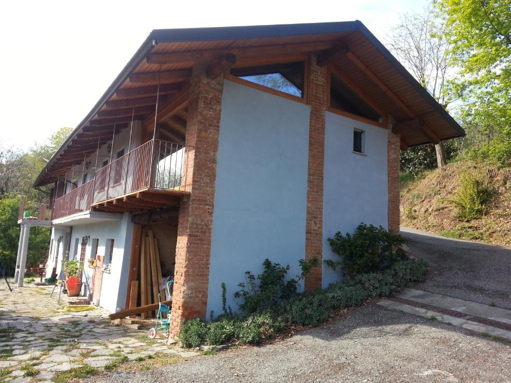 una casa con un balcón en el lateral. en La casa sull'arcobaleno, en Manta