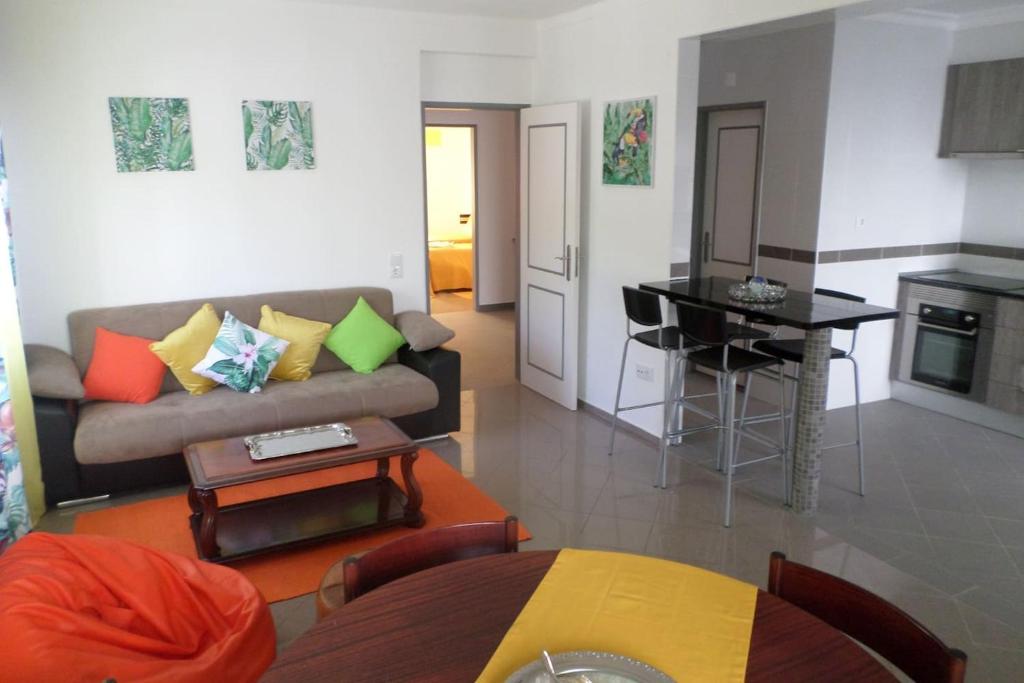 - un salon avec un canapé et une table dans l'établissement Emilio's Apartment Just for You, à Faro