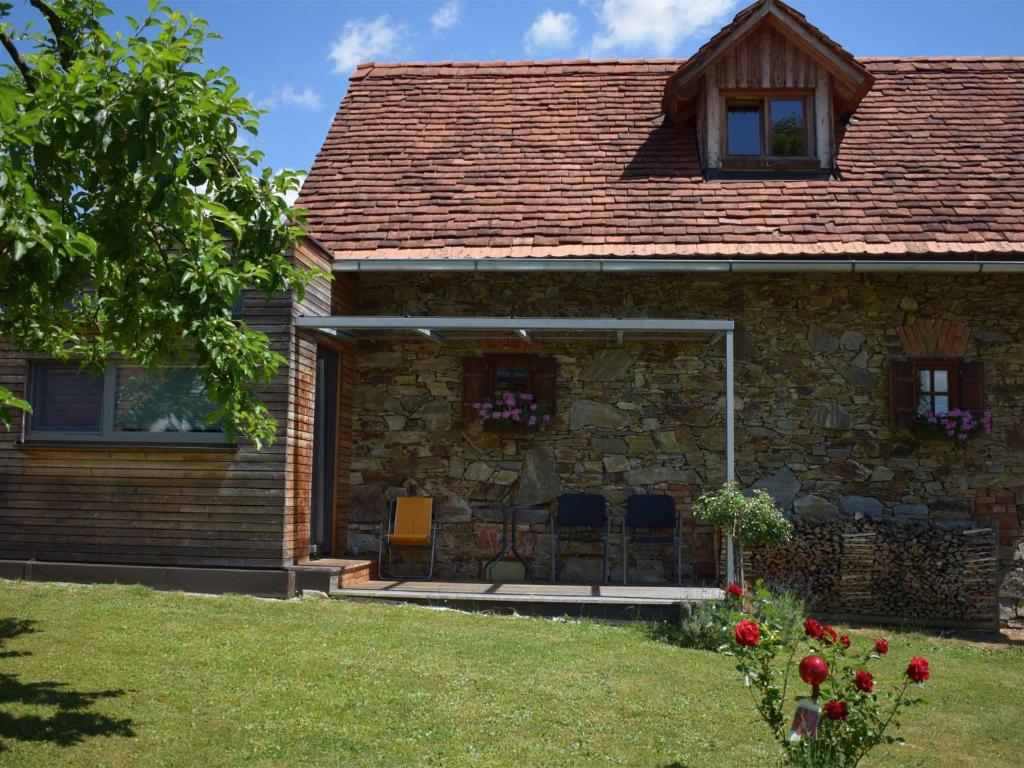 Casa de piedra con ventana y patio en Ferienhaus Rustica en Rohrbach am Kulm