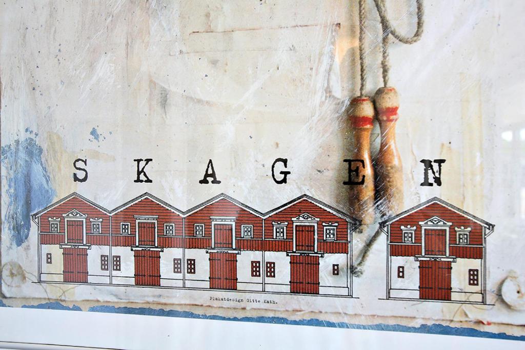 dessin d'un bâtiment sur le côté d'une paroi dans l'établissement Skagenbnb, à Skagen