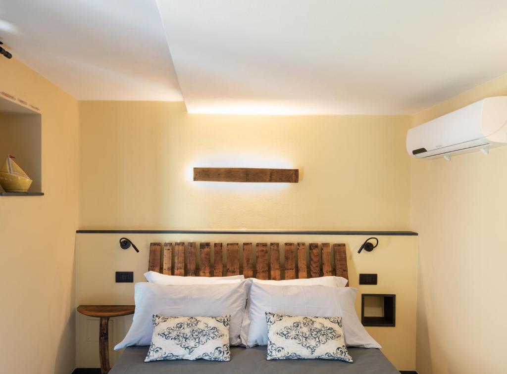 a bedroom with a bed with white pillows at Meb in Riomaggiore