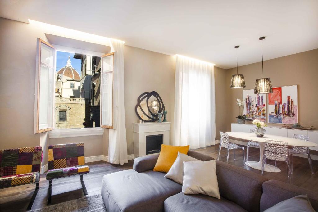 un soggiorno con divano e tavolo di Le Residenze a Firenze - Residenza de Boni Appartamento con vista Duomo a Firenze