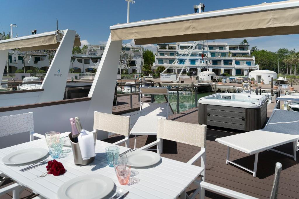 Portoverde Luxury Houseboat