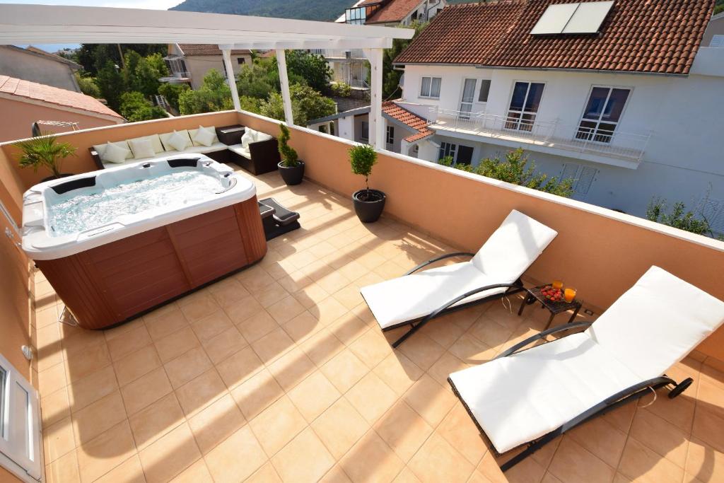 Balkón alebo terasa v ubytovaní Luxury penthouse with jacuzzi in Orebić (Dalmatia)