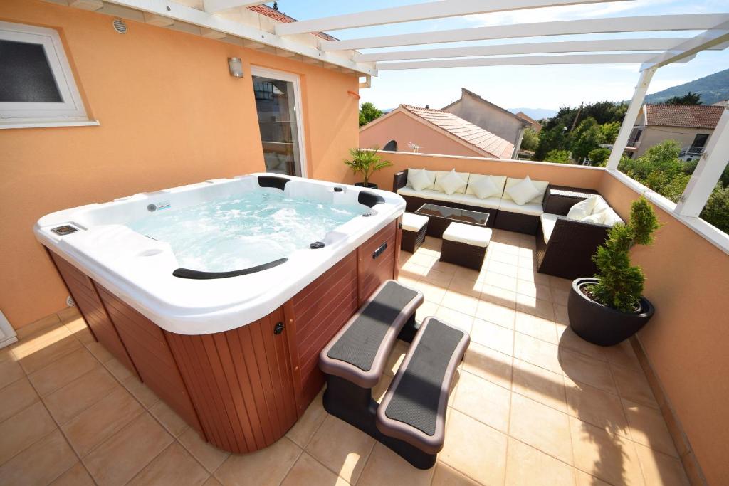Fotografia z galérie ubytovania Luxury penthouse with jacuzzi in Orebić (Dalmatia) v destinácii Orebić