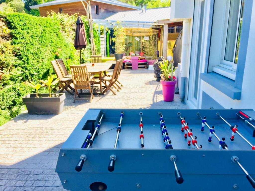 - une table bleue avec des battes de baseball sur une terrasse dans l'établissement Spotsleeping, à Anglet