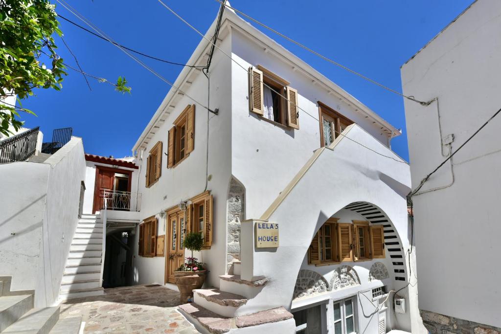 a white building with an archway in front of it at Lela's House in Hydra