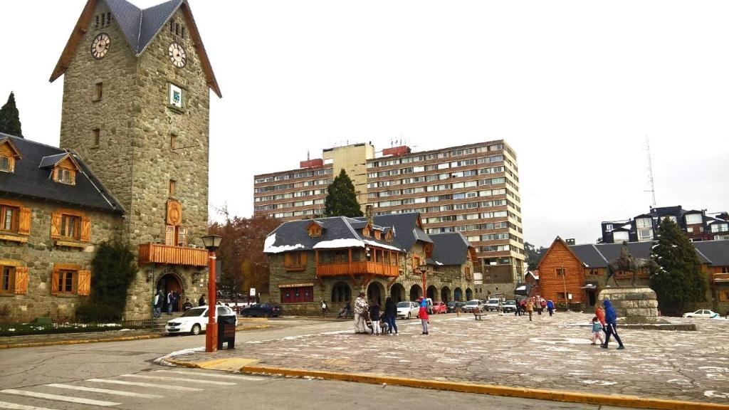 un grupo de personas caminando por una plaza en una ciudad en DEPARTAMENTO BARILOCHE centro en San Carlos de Bariloche