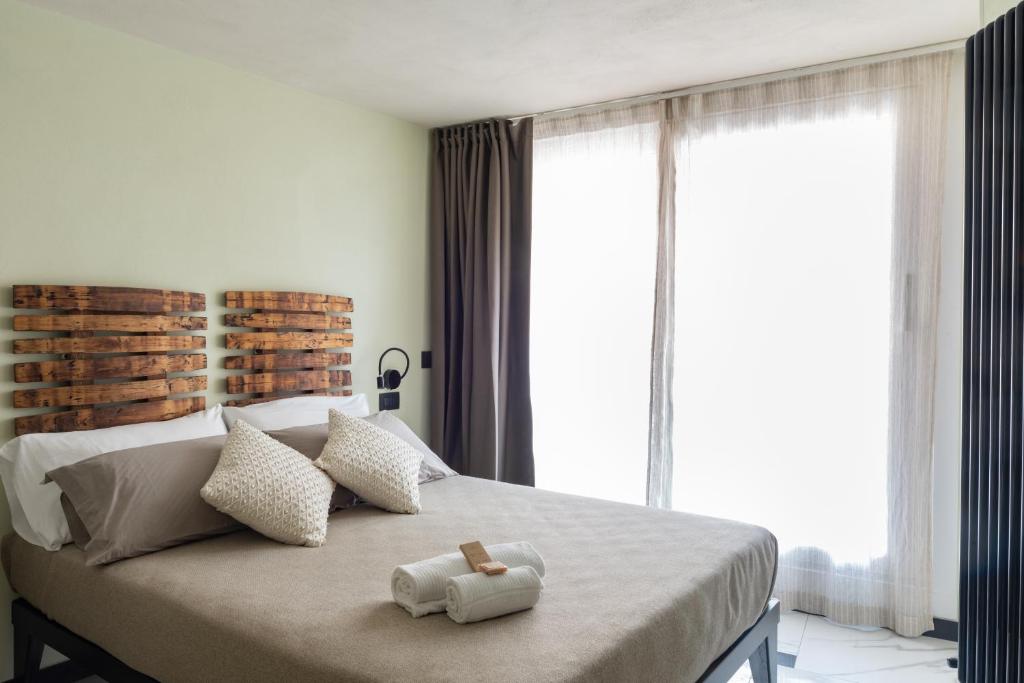 a bedroom with a bed with two teddy bears on it at Meb in Riomaggiore