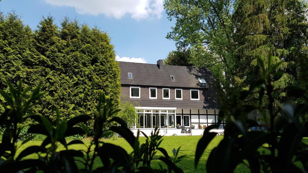 een groot huis met een gambrel dak bij Hotel Schneider-Hof in Bad Salzuflen
