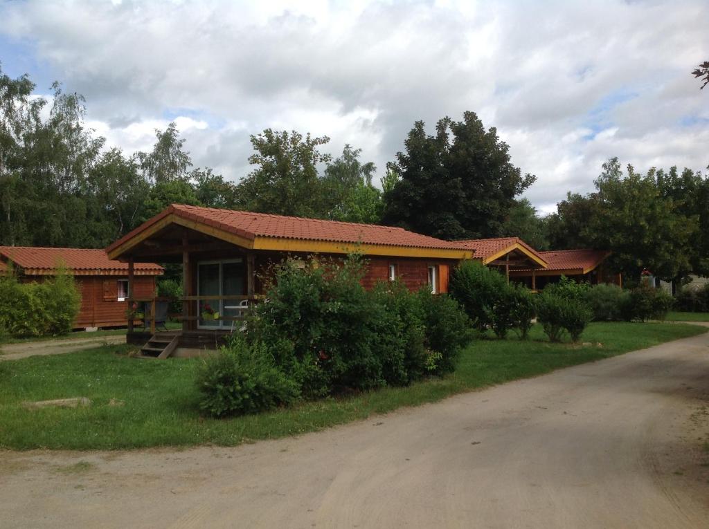 une maison au bord d'une route dans l'établissement Camping Le Pont d'Allagnon, à Lempdes-sur-Allagnon