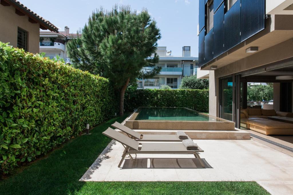 Bazén v ubytovaní Elaia Luxury Apartments Glyfada alebo v jeho blízkosti