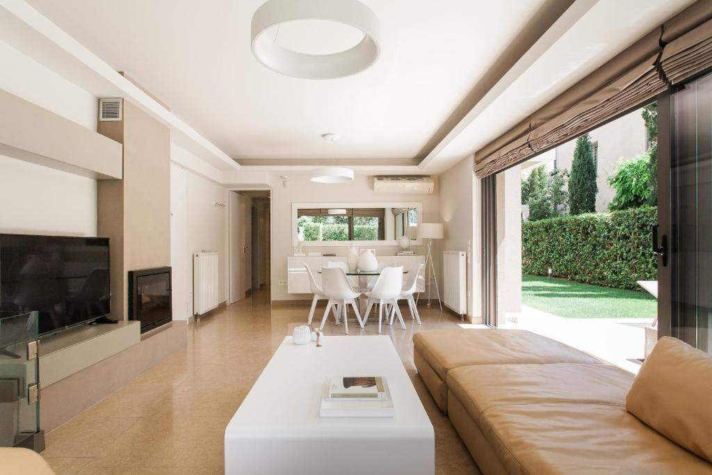 Televízia a/alebo spoločenská miestnosť v ubytovaní Elaia Luxury Apartments Glyfada