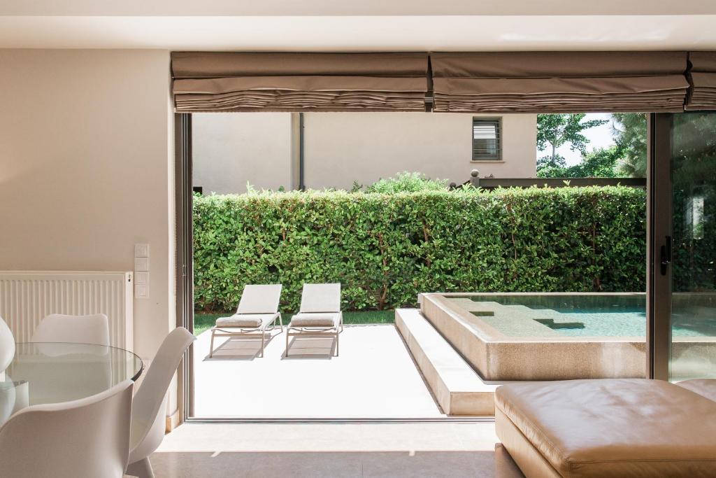 Bazén v ubytovaní Elaia Luxury Apartments Glyfada alebo v jeho blízkosti