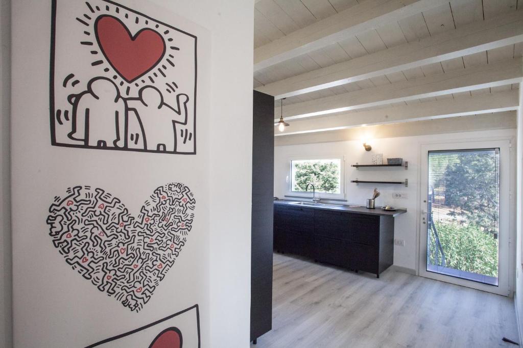 um quarto com uma parede com um coração na parede em La Casetta di Sù em Maracalagonis