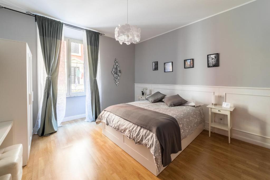 ローマにあるMonti49 GuestHouseの白いベッドルーム(ベッド1台、窓付)