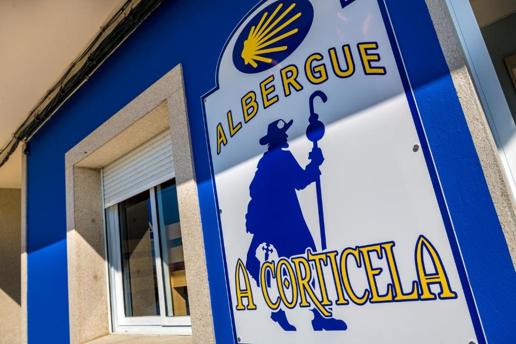 um sinal para um operador de companhia aérea americano sitiado está afixado num edifício em A Corticela em Vilanova de Arousa