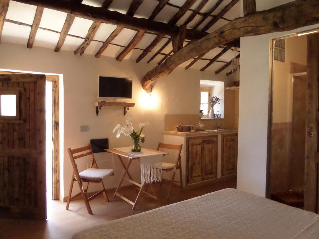TV a/nebo společenská místnost v ubytování Agriturismo Sa Mendhula