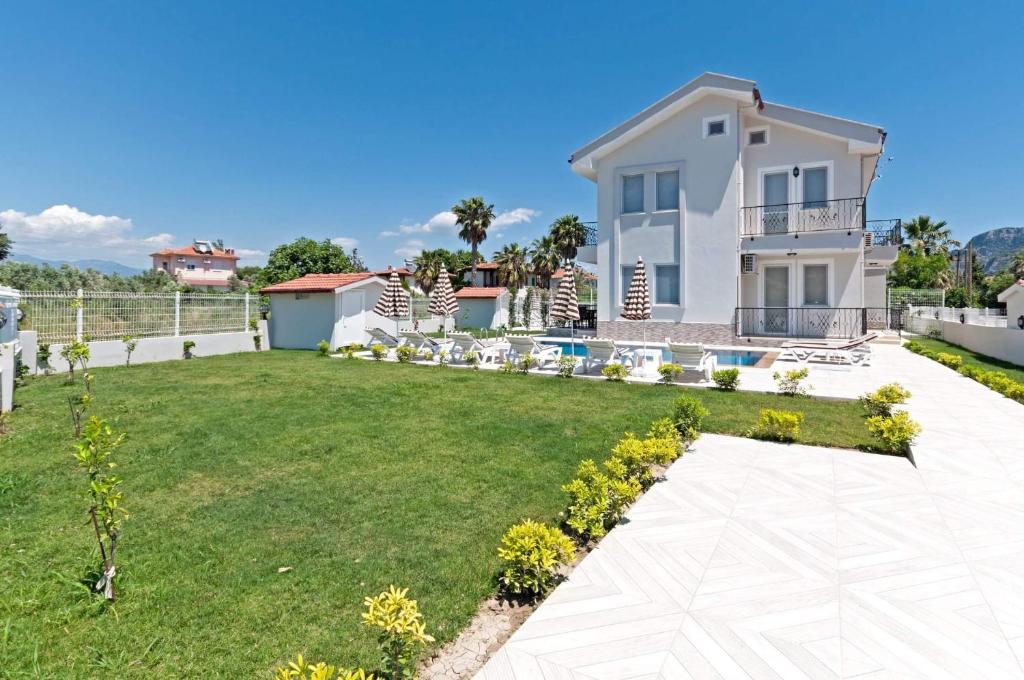 a villa with a swimming pool and a yard at Dalyan Twins Minta Villa in Dalyan